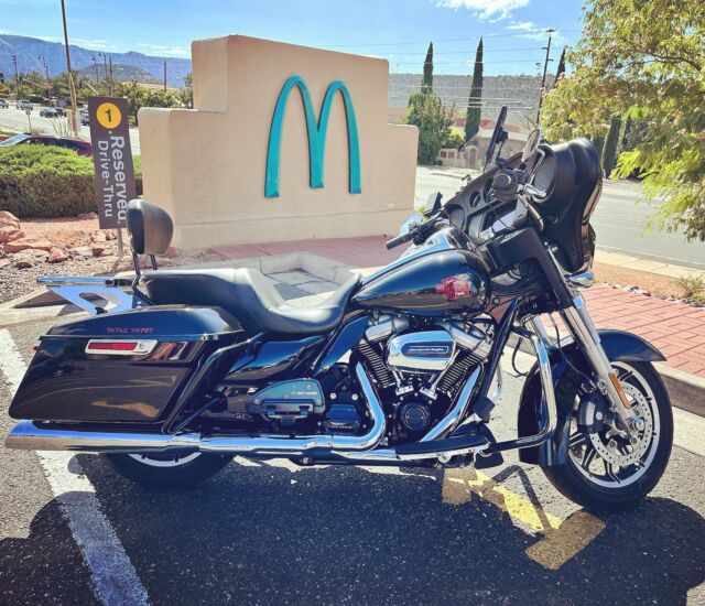 Since we were in the McDonald’s parking lot for @sedonutsandcoffee, we made sure to take a picture of our Harley in front of the turquoise arches.
.
.
.
.
.
#turquoisearches #harleylife #harleydavidson #electraglidestandard #harley #sundayride #2020harleydavidson